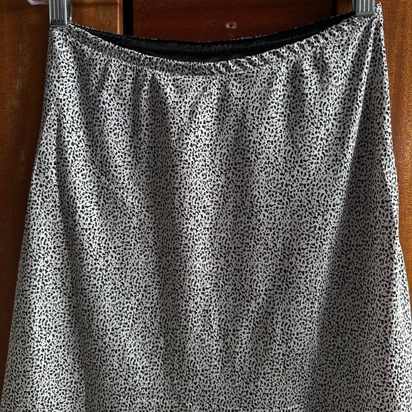 Elegant Black and White Midi Skirt - Picture 6 of 6